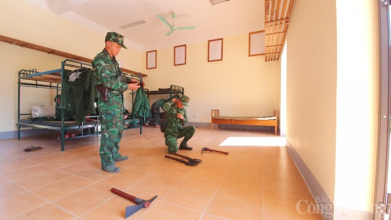 Một ngày theo chân chiến sĩ biên phòng tuần tra vùng biên viễn Sơn La Một ngày theo chân chiến sĩ biên phòng tuần tra vùng biên viễn Sơn La
