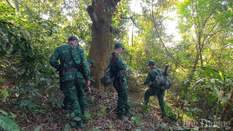 Một ngày theo chân chiến sĩ biên phòng tuần tra vùng biên viễn Sơn La Một ngày theo chân chiến sĩ biên phòng tuần tra vùng biên viễn Sơn La
