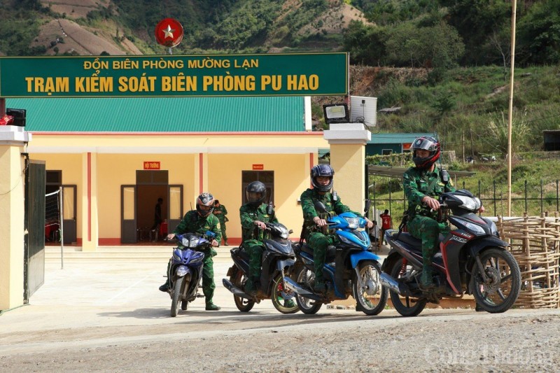Một ngày theo chân chiến sĩ biên phòng tuần tra vùng biên viễn Sơn La Một ngày theo chân chiến sĩ biên phòng tuần tra vùng biên viễn Sơn La