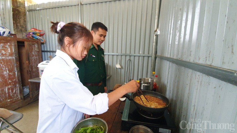 Một ngày theo chân chiến sĩ biên phòng tuần tra vùng biên viễn Sơn La Một ngày theo chân chiến sĩ biên phòng tuần tra vùng biên viễn Sơn La