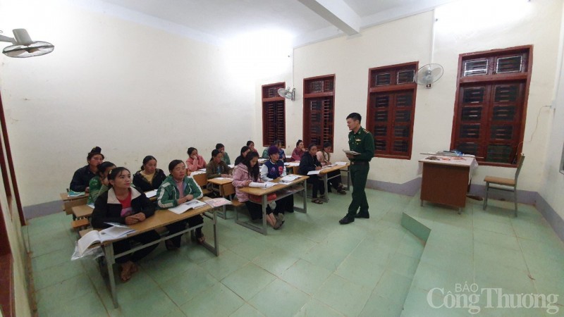 Một ngày theo chân chiến sĩ biên phòng tuần tra vùng biên viễn Sơn La Một ngày theo chân chiến sĩ biên phòng tuần tra vùng biên viễn Sơn La