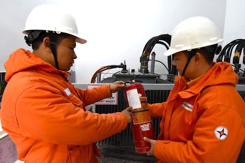 EVNHANOI kiểm tra phương tiện phòng chống cháy nổ tại các trạm biến áp EVNHANOI kiểm tra phương tiện phòng chống cháy nổ tại các trạm biến áp