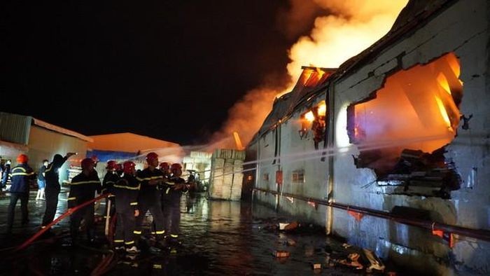 Hàng chục cán bộ chiến sĩ được điều động đến hiện trường vụ cháy để dập lửa. Hàng chục cán bộ chiến sĩ được điều động đến hiện trường vụ cháy để dập lửa.