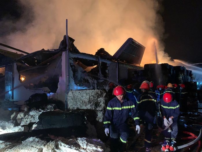 Lực lượng PCCC của tỉnh Bà Rịa - Vũng Tàu đang nỗ lực khống chế đám cháy lớn tại công ty sản xuất sợi ở huyện Châu Đức Lực lượng PCCC của tỉnh Bà Rịa - Vũng Tàu đang nỗ lực khống chế đám cháy lớn tại công ty sản xuất sợi ở huyện Châu Đức