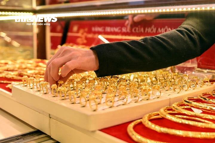 Đu đỉnh, "lướt sóng" vàng: Người lãi đậm, người không kịp thoát hàng Đu đỉnh, "lướt sóng" vàng: Người lãi đậm, người không kịp thoát hàng