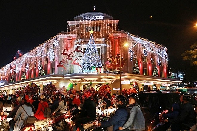 Tuyến phố đi bộ Hồ Gươm được trang trí lộng lẫy, bắt mắt. Ảnh: Công an Nhân dân Tuyến phố đi bộ Hồ Gươm được trang trí lộng lẫy, bắt mắt. Ảnh: Công an Nhân dân