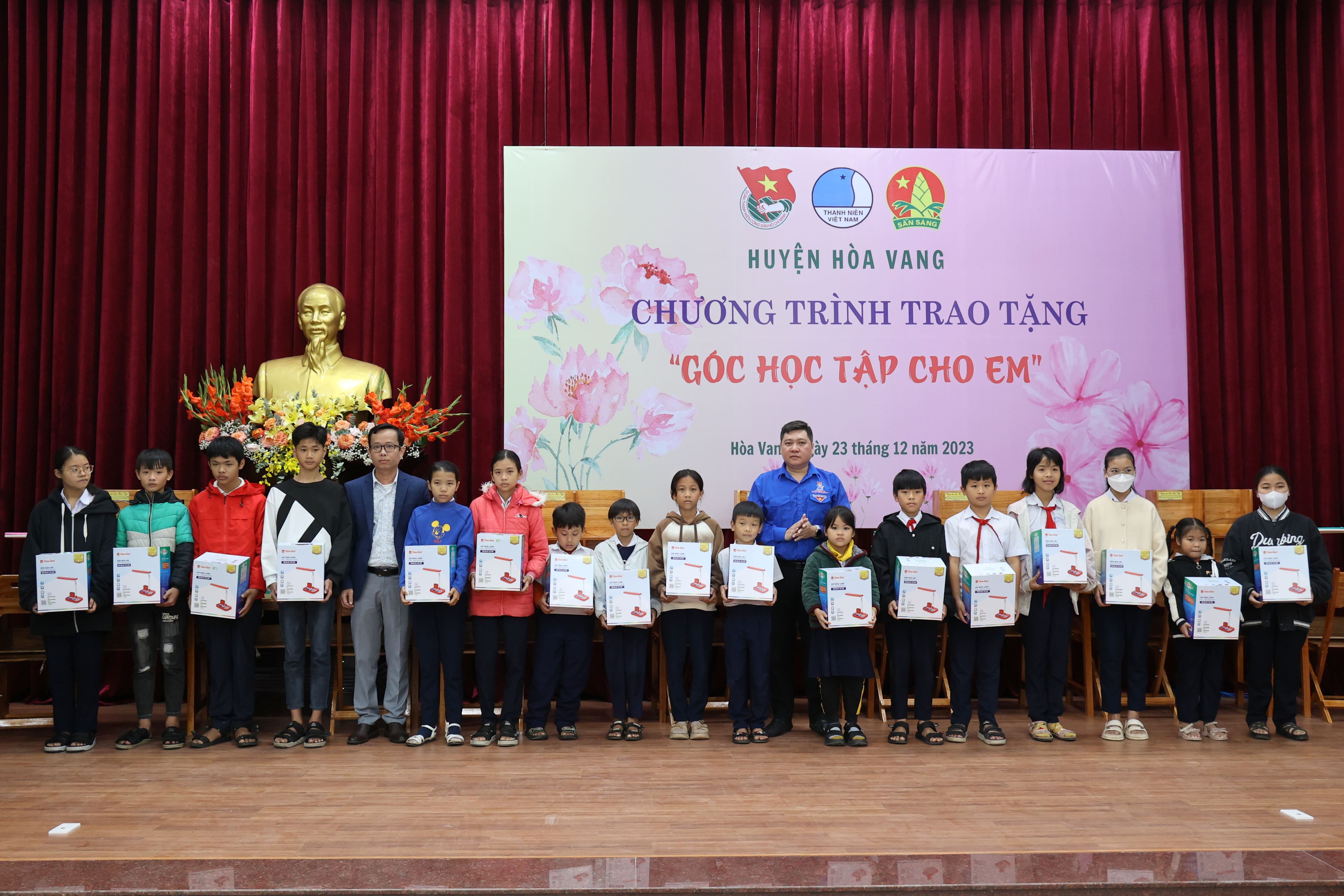 Ông Nguyễn Tuấn Anh - Bí thư Đoàn Thanh niên EVNCPC trao tặng đèn học và góc học tập cho các em Ông Nguyễn Tuấn Anh - Bí thư Đoàn Thanh niên EVNCPC trao tặng đèn học và góc học tập cho các em