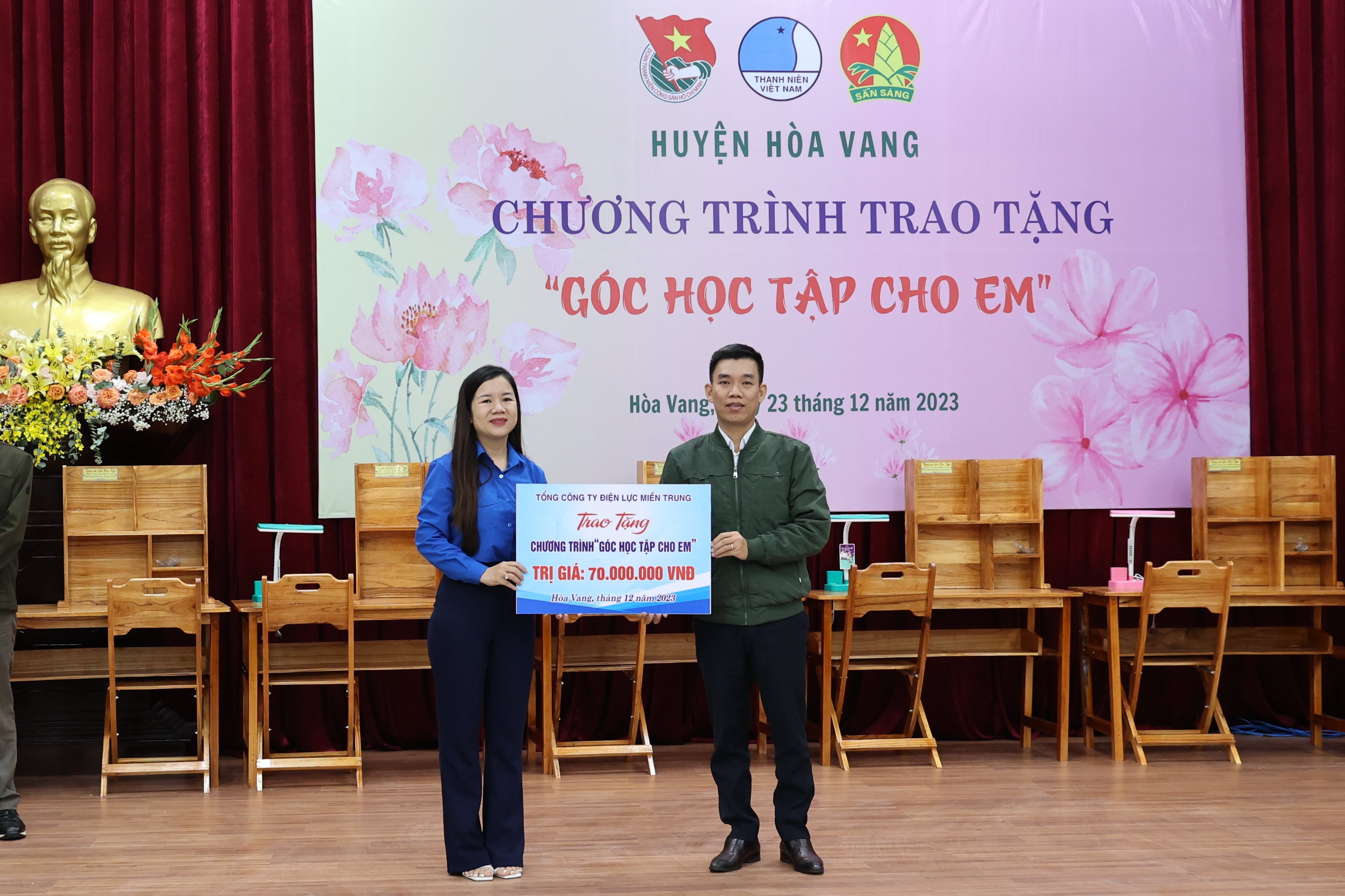 Ông Nguyễn Bình Nam - Phó Bí thư thường trực Đảng ủy EVNCPC trao tặng 50 góc học tập tại Chương trình Ông Nguyễn Bình Nam - Phó Bí thư thường trực Đảng ủy EVNCPC trao tặng 50 góc học tập tại Chương trình