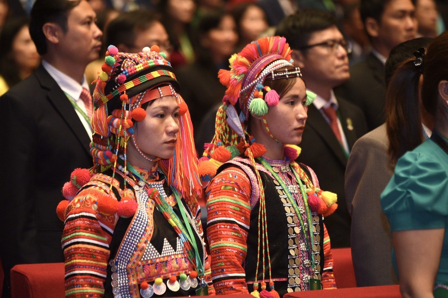 Các đồng chí đại biểu và Đại hội thực hiện nghi lễ chào cờ. Các đồng chí đại biểu và Đại hội thực hiện nghi lễ chào cờ.