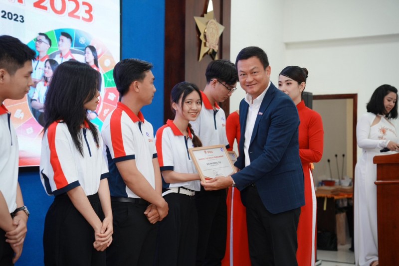 Ông Praween Wirotpan, Tổng Giám đốc SCG Việt Nam trao tặng học bổng cho các bạn sinh viên