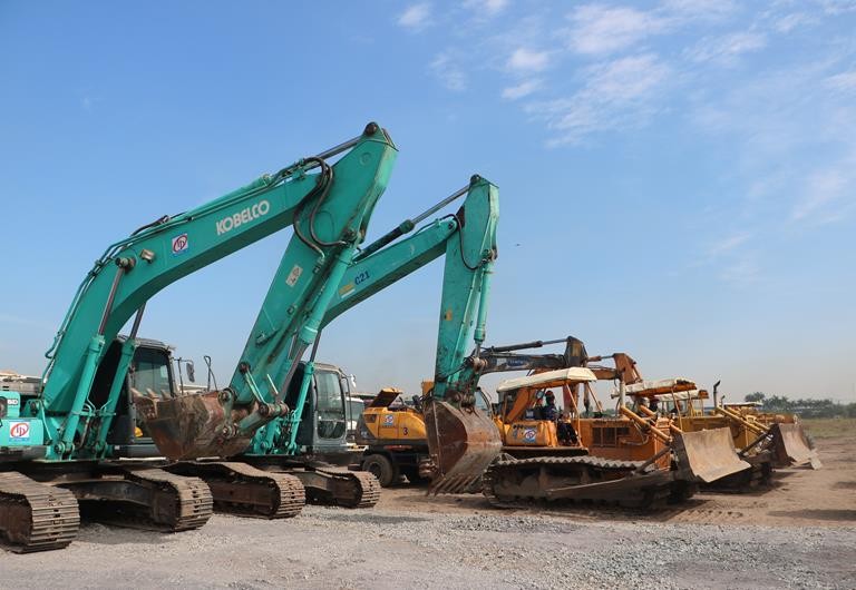 Các phương tiện thi công cơ giới thực hiện nghi thức khởi công xây dựng khu tái định cư Long Phước