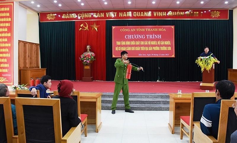 Thanh Hóa: Tặng bình chữa cháy và trang bị kỹ năng chữa cháy cho các gia đình khó khăn Thanh Hóa: Tặng bình chữa cháy và trang bị kỹ năng chữa cháy cho các gia đình khó khăn