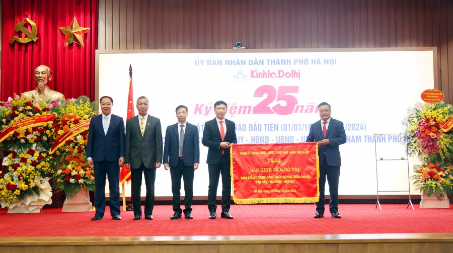 Chủ tịch Hội Nhà báo Việt Nam Lê Quốc Minh phát biểu tại buổi lễ. Chủ tịch Hội Nhà báo Việt Nam Lê Quốc Minh phát biểu tại buổi lễ.