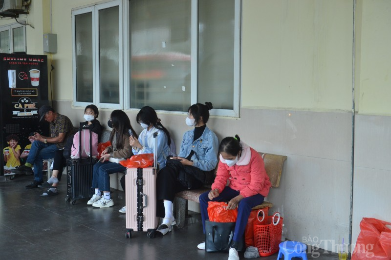 Nghỉ Tết Dương lịch: Bến xe kín người về quê, nhiều tuyến đường tắc nghẽn Nghỉ Tết Dương lịch: Bến xe kín người về quê, nhiều tuyến đường tắc nghẽn