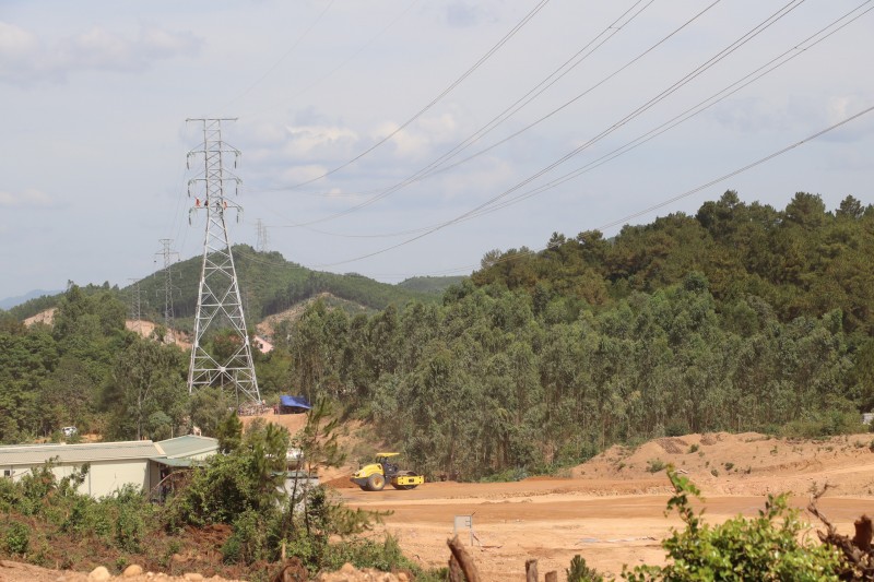 Đồng bào dân tộc thiểu số 2 xã biên giới Tân Trạch và Thượng Trạch sẽ được sử dụng điện lưới quốc gia (Ảnh: PC Quảng Bình) Đồng bào dân tộc thiểu số 2 xã biên giới Tân Trạch và Thượng Trạch sẽ được sử dụng điện lưới quốc gia (Ảnh: PC Quảng Bình)