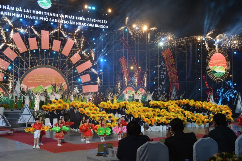 Lâm Đồng: Mãn nhãn với màn bắn pháo hoa dịp lễ kỷ niệm 130 năm Đà Lạt hình thành và phát triển