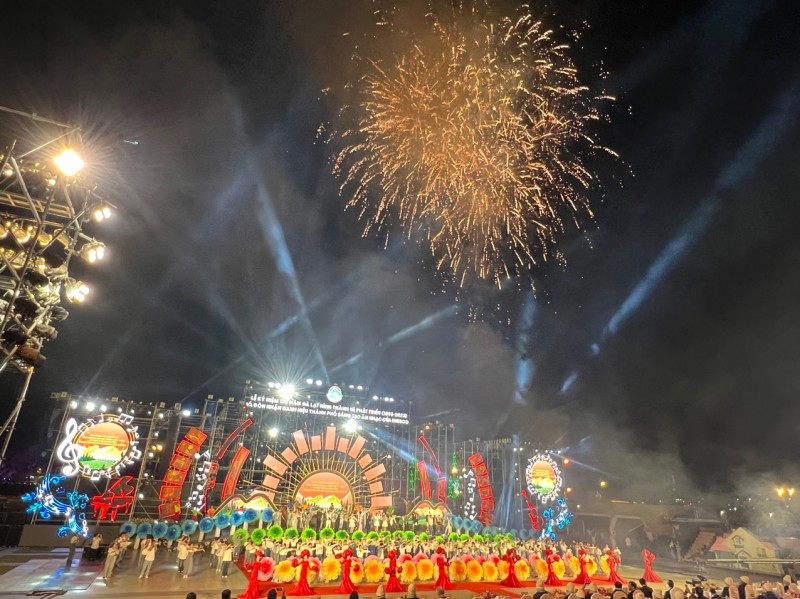 Lâm Đồng: Mãn nhãn với màn bắn pháo hoa dịp lễ kỷ niệm 130 năm Đà Lạt hình thành và phát triển