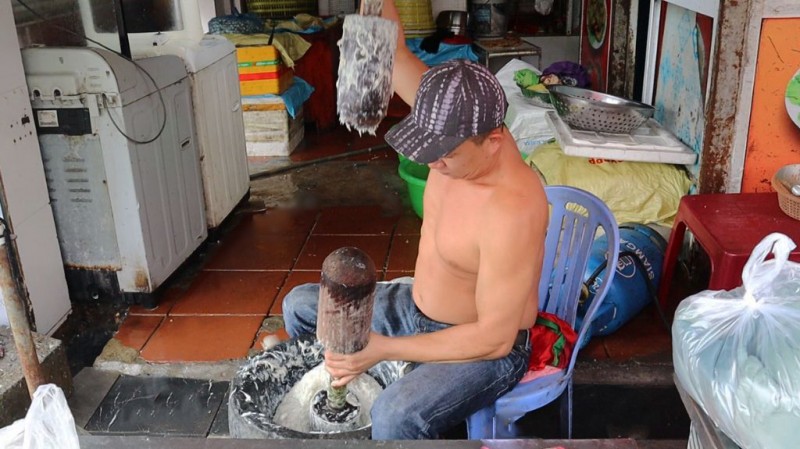 Đặc sản Hạ Long: Chả mực giã tay, ngon say lòng người Đặc sản Hạ Long: Chả mực giã tay, ngon say lòng người