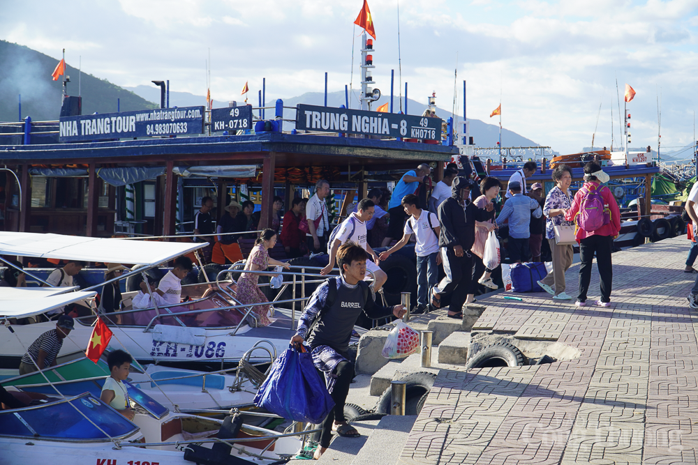 TP. Nha Trang cùng du khách đón nắng đẹp trong ngày cuối năm 2023 TP. Nha Trang cùng du khách đón nắng đẹp trong ngày cuối năm 2023