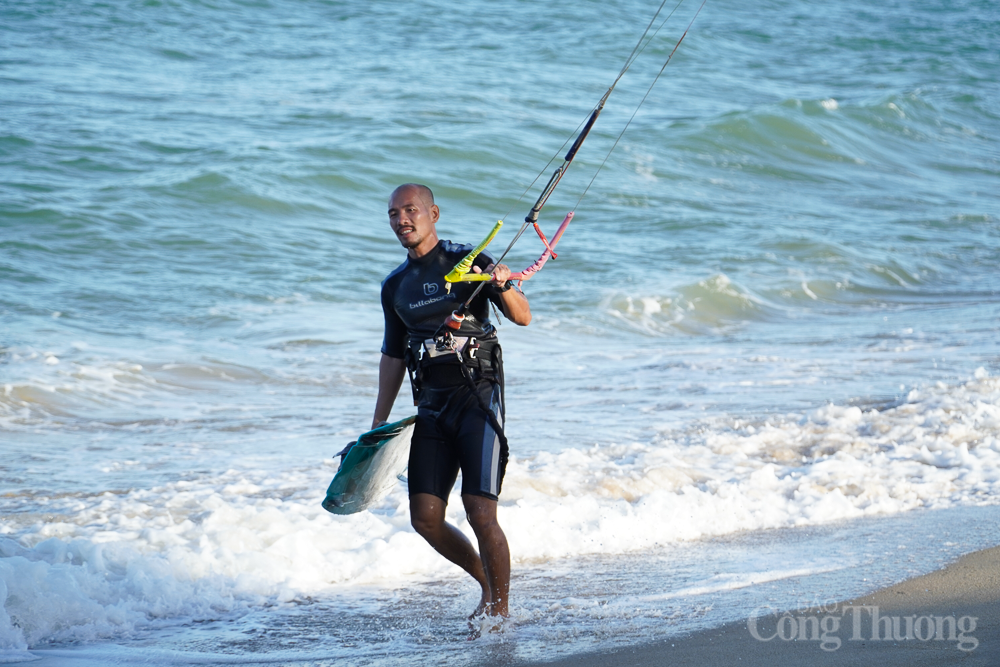 TP. Nha Trang cùng du khách đón nắng đẹp trong ngày cuối năm 2023 TP. Nha Trang cùng du khách đón nắng đẹp trong ngày cuối năm 2023