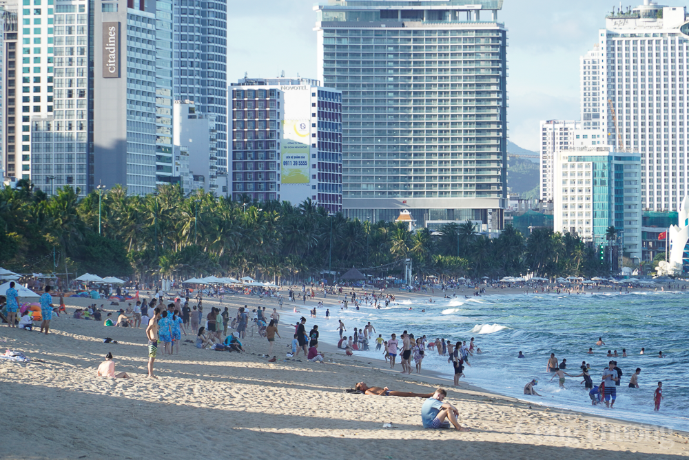 TP. Nha Trang cùng du khách đón nắng đẹp trong ngày cuối năm 2023 TP. Nha Trang cùng du khách đón nắng đẹp trong ngày cuối năm 2023