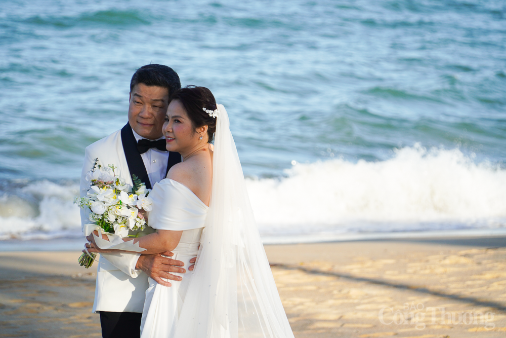 TP. Nha Trang cùng du khách đón nắng đẹp trong ngày cuối năm 2023 TP. Nha Trang cùng du khách đón nắng đẹp trong ngày cuối năm 2023