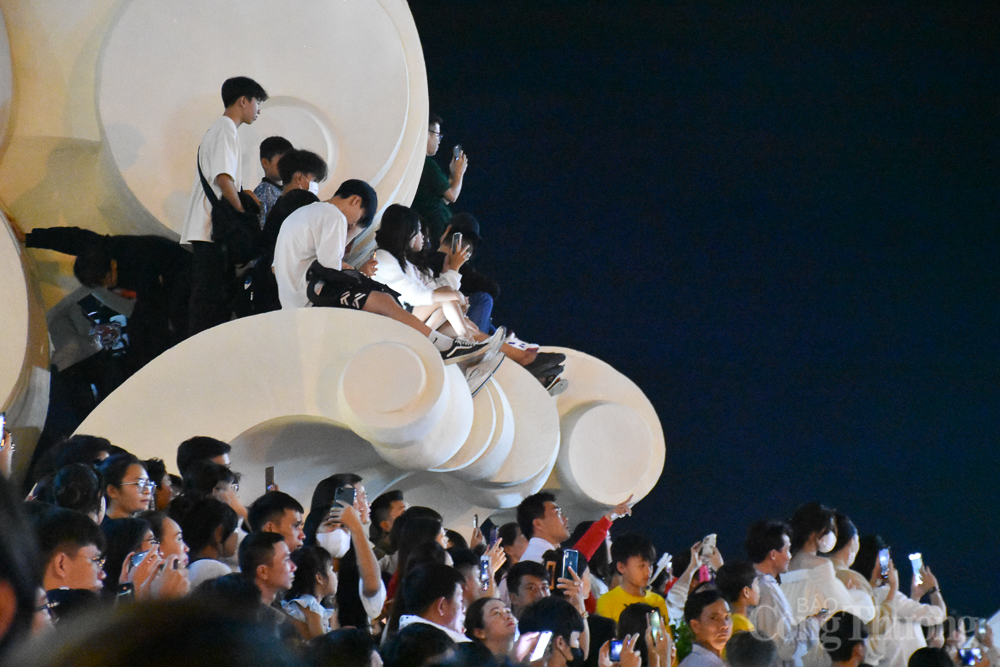 Nha Trang: Hàng chục nghìn người đến quảng trường 'đếm ngược' năm mới