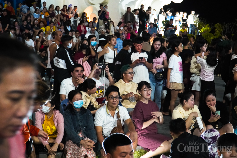 Nha Trang: Hàng chục nghìn người đến quảng trường 'đếm ngược' năm mới