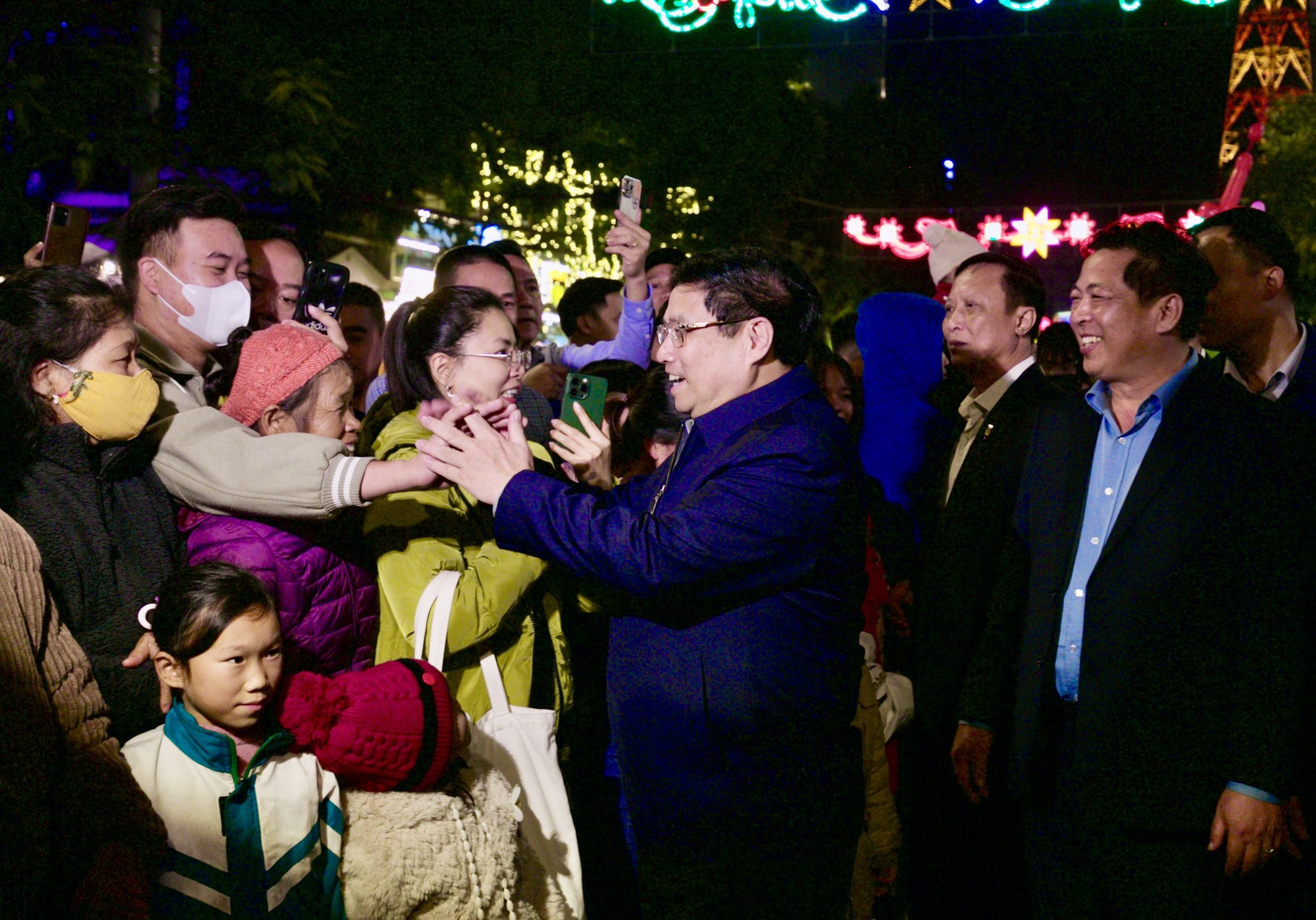 Chùm ảnh: Thủ tướng cùng nhân dân tỉnh biên giới Cao Bằng đón năm mới 2024