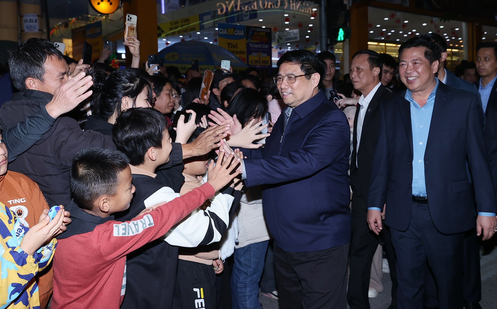 Chùm ảnh: Thủ tướng cùng nhân dân tỉnh biên giới Cao Bằng đón năm mới 2024