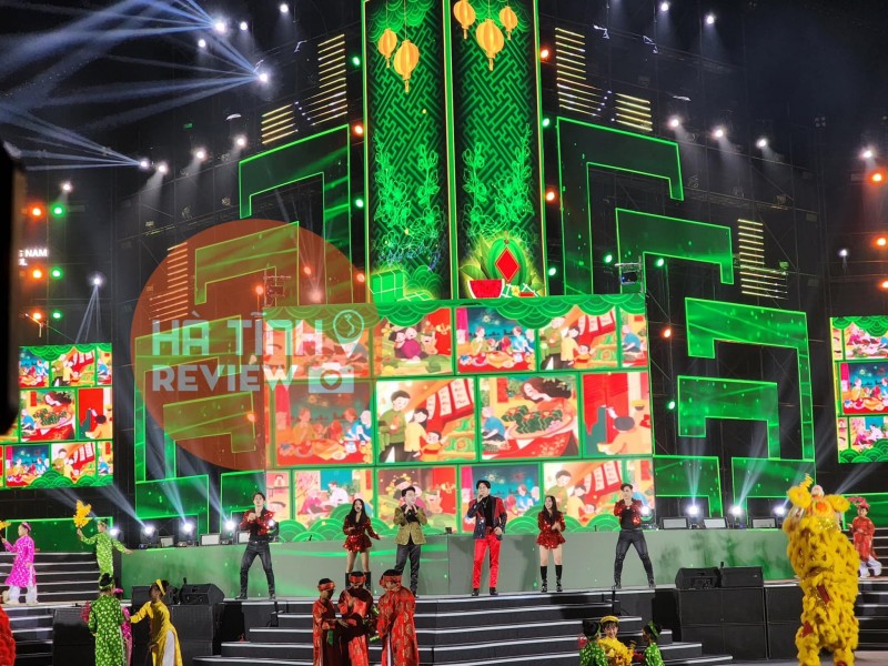 Nữ ca sĩ có thái độ thiếu chuyên nghiệp tại countdown ở Hà Tĩnh Nữ ca sĩ có thái độ thiếu chuyên nghiệp tại countdown ở Hà Tĩnh