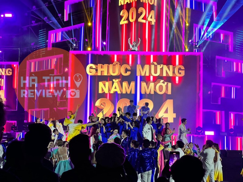 Nữ ca sĩ có thái độ thiếu chuyên nghiệp tại countdown ở Hà Tĩnh Nữ ca sĩ có thái độ thiếu chuyên nghiệp tại countdown ở Hà Tĩnh