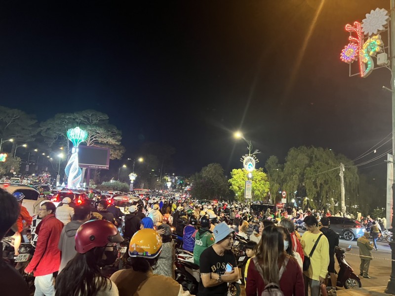 Lâm Đồng: Khách du lịch đến tham quan, nghỉ dưỡng tăng đột biến trong 3 ngày nghỉ lễ Tết Dương lịch 2024. Lâm Đồng: Khách du lịch đến tham quan, nghỉ dưỡng tăng đột biến trong 3 ngày nghỉ lễ Tết Dương lịch 2024.