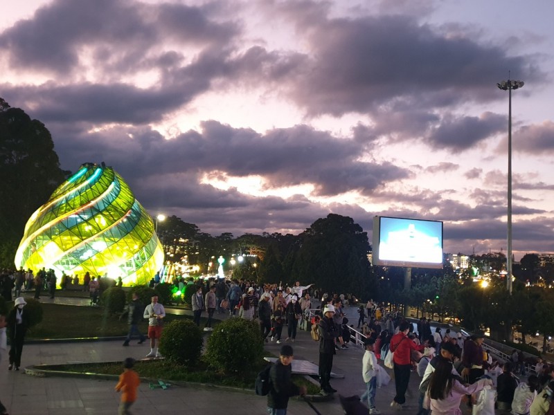 Lâm Đồng: Khách du lịch đến tham quan, nghỉ dưỡng tăng đột biến trong 3 ngày nghỉ lễ Tết Dương lịch 2024. Lâm Đồng: Khách du lịch đến tham quan, nghỉ dưỡng tăng đột biến trong 3 ngày nghỉ lễ Tết Dương lịch 2024.