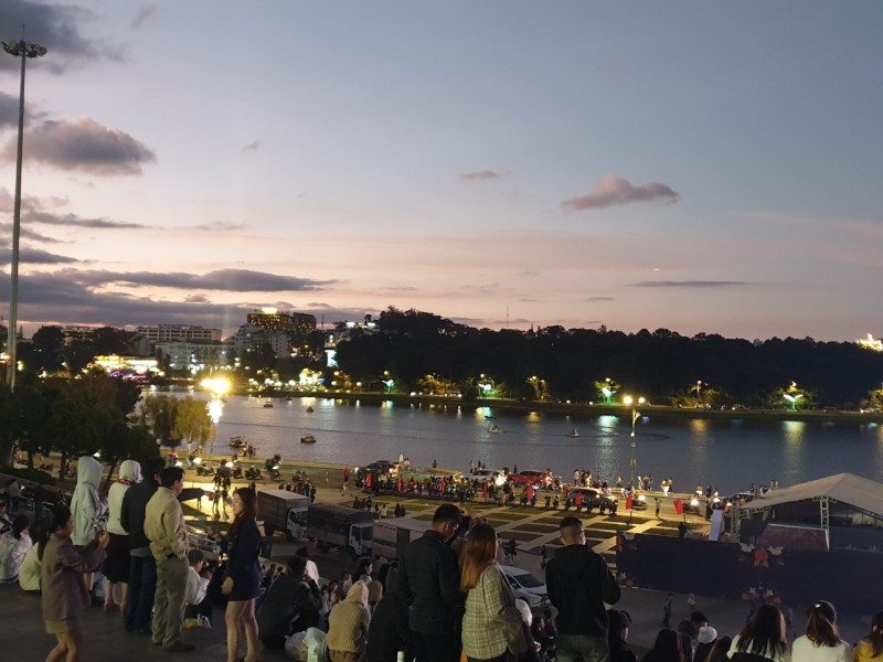 Lâm Đồng: Khách du lịch đến tham quan, nghỉ dưỡng tăng đột biến trong 3 ngày nghỉ lễ Tết Dương lịch 2024. Lâm Đồng: Khách du lịch đến tham quan, nghỉ dưỡng tăng đột biến trong 3 ngày nghỉ lễ Tết Dương lịch 2024.