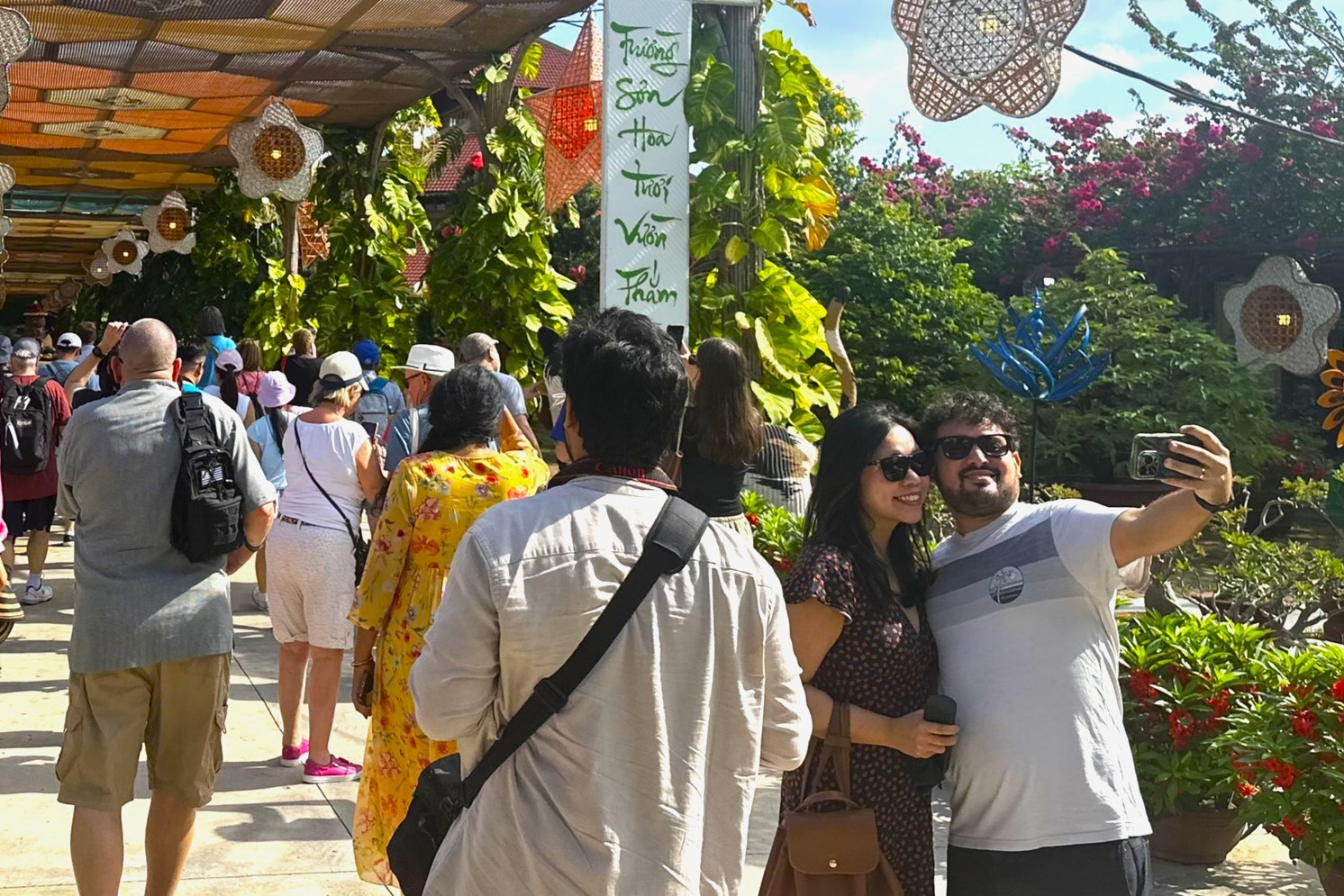 Du khách trên tàu tham quan . Ảnh: Thảo Phát Du khách trên tàu tham quan . Ảnh: Thảo Phát