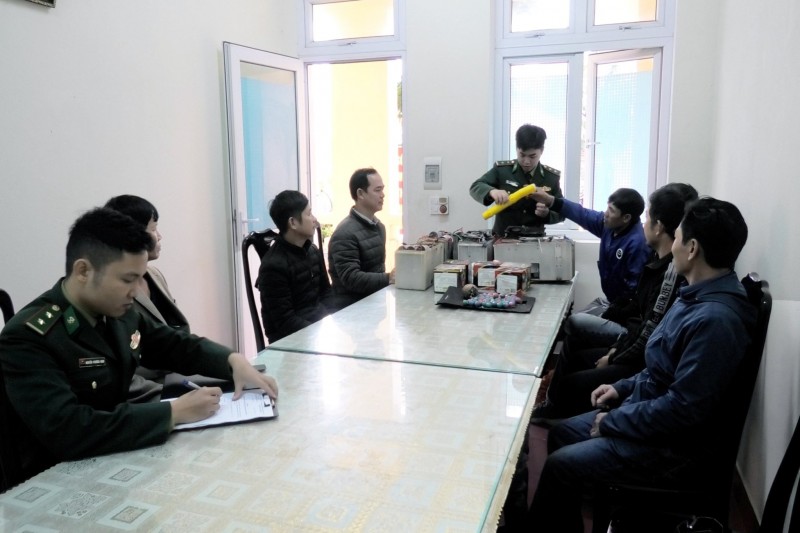 undefined Ngư dân giao nộp pháo, vật liệu nổ và dụng cụ kích điện