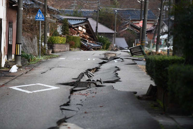 Con đường với những vết nứt lớn tại thị trấn Monzen, thành phố Wajima, tỉnh Ishikawa. Ảnh CNA Con đường với những vết nứt lớn tại thị trấn Monzen, thành phố Wajima, tỉnh Ishikawa. Ảnh CNA
