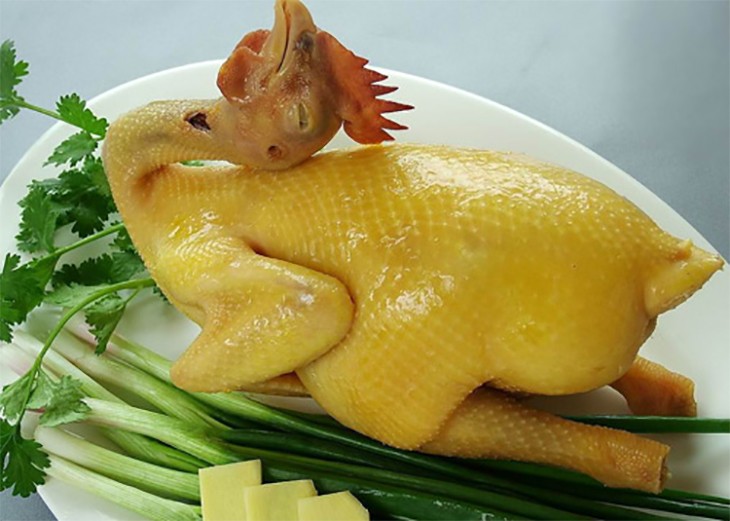 Cuối cùng bạn lấy 1 củ nghệ, giã dập rồi trộn với 1 ít nước luộc gà, phết đều lên phần da gà để có màu vàng óng đẹp mắt Cuối cùng bạn lấy 1 củ nghệ, giã dập rồi trộn với 1 ít nước luộc gà, phết đều lên phần da gà để có màu vàng óng đẹp mắt