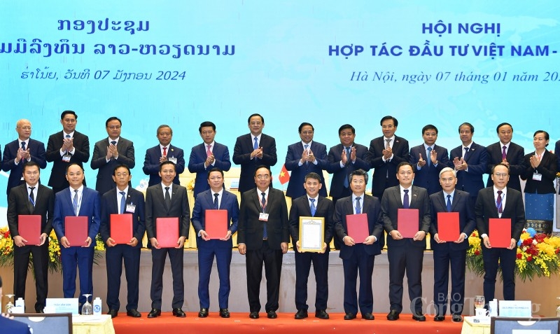 Thủ tướng Phạm Minh Chính và Thủ tướng Lào dự Hội nghị hợp tác đầu tư Việt Nam - Lào
