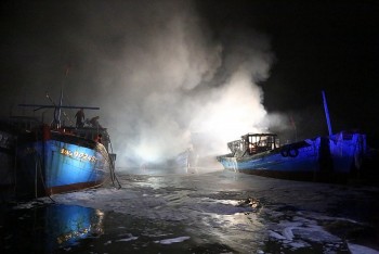 Đà Nẵng: 4 tàu cá bốc cháy ngùn ngụt trong đêm, không thiệt hại về người