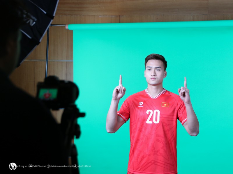 HLV trưởng Philippe Troussier và các cầu thủ tham gia hoạt động ghi hình, chụp ảnh phục vụ cho công tác truyền thông, quảng bá Asian Cup 2023. HLV trưởng Philippe Troussier và các cầu thủ tham gia hoạt động ghi hình, chụp ảnh phục vụ cho công tác truyền thông, quảng bá Asian Cup 2023.