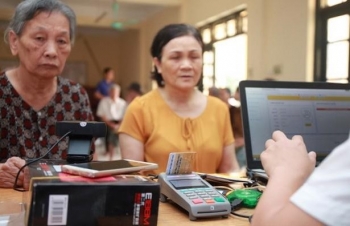 Chi trả an sinh xã hội không dùng tiền mặt mang lại thuận tiện cho người dân