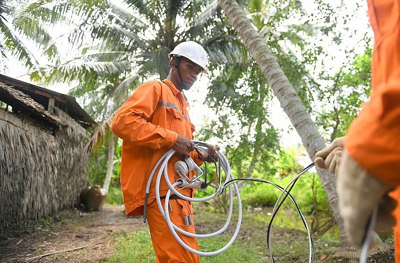 Đảm bảo cung cấp điện cho phát triển kinh tế-xã hội 21 tỉnh thành phía Nam Đảm bảo cung cấp điện cho phát triển kinh tế xã hội 21 tỉnh thành phía Nam