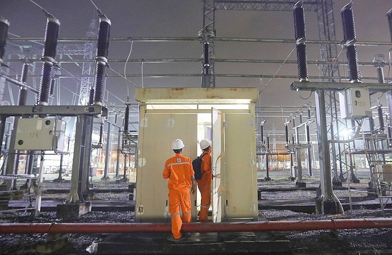 Đảm bảo cung cấp điện cho phát triển kinh tế-xã hội 21 tỉnh thành phía Nam Đảm bảo cung cấp điện cho phát triển kinh tế xã hội 21 tỉnh thành phía Nam