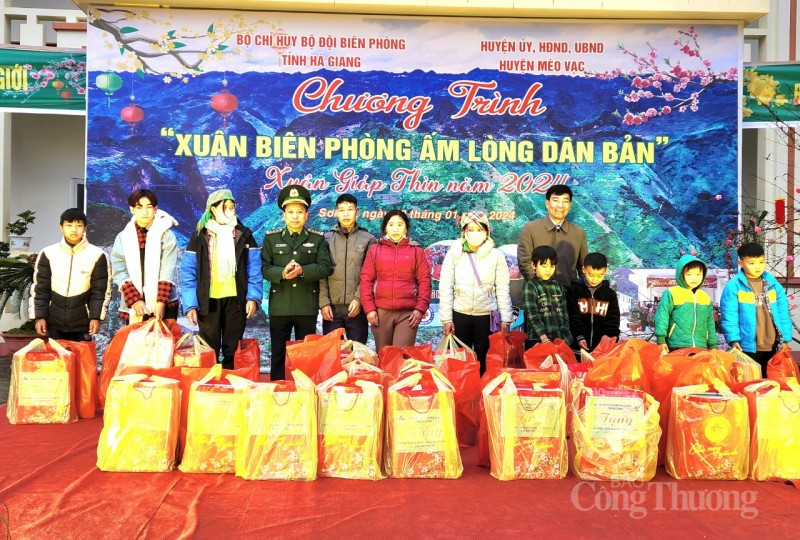 Xuân Biên phòng ấm lòng dân bản ở xã biên giới Sơn Vĩ (Hà Giang)