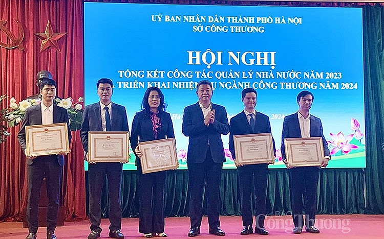 Lãnh đạo Thành phố trao bằng khen cho các tập thể và cá nhân đã có thành tích xuất sắc trong năm 2023 Lãnh đạo Thành phố trao bằng khen cho các tập thể và cá nhân đã có thành tích xuất sắc trong năm 2023