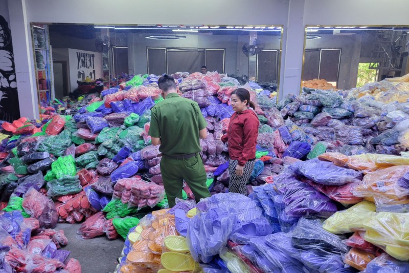 Quảng Nam: Phát hiện cơ sở kinh doanh livestream bán hàng không rõ nguồn gốc trên thương mại điện tử Quảng Nam: Phát hiện cơ sở kinh doanh livestream bán hàng không rõ nguồn gốc trên thương mại điện tử