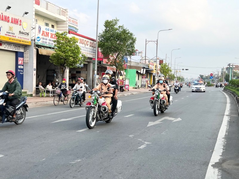 Lực lượng Cảnh sát giao thông ra quân tuần tra kiểm soát, xử lý vi phạm Lực lượng Cảnh sát giao thông ra quân tuần tra kiểm soát, xử lý vi phạm