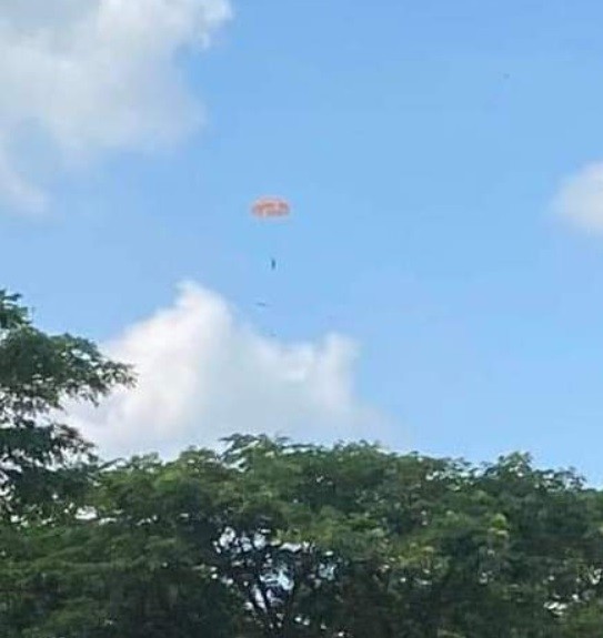 Thời điểm đại úy Đỗ Tiến Đức (phi đội trưởng Phi đội 1, Trung đoàn 929, Sư đoàn 372) bung dù được người dân ghi lại - Ảnh: Cắt từ clip